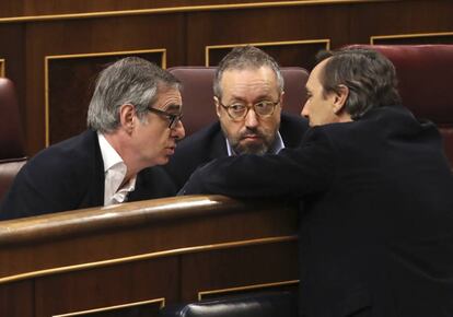 El portavoz parlamentario del PP conversa con dos diputados de Ciudadanos.