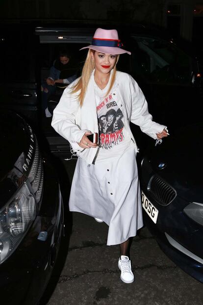 Rita Ora contínua, una semana más, fiel a sus eclécticas mezclas. De esta guisa la pudimos ver paseando por las calles de Londres.