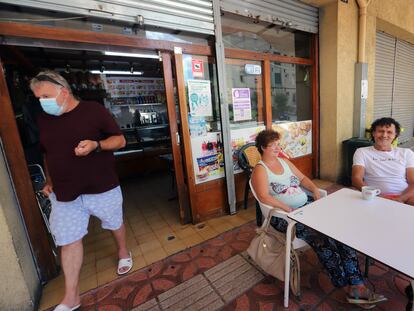 Un grupo de vecinos en un bar del barrio de Campoamor de Sabadell, donde hay varios casos de covid-19