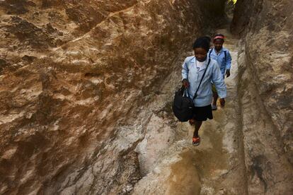 Marceline Razanantsoa cada día tarda más en llegar a la escuela por culpa del cambio climático (Antanifotsy. Madagascar).