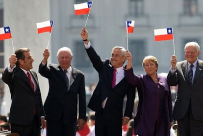 Piñera (en el centro), junto con los ex presidentes chilenos -de izquierda a derecha- Frei, Lagos, Bachelet y Aylwin.