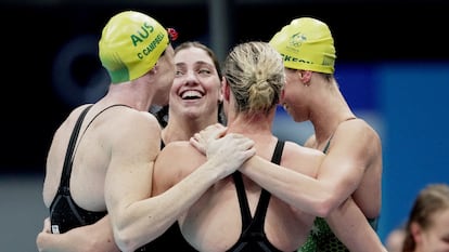 De izquierda a derecha, Emma McKeon, Meg Harris, Cate Campbell y Bronte Campbell, celebran el oro.