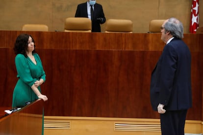 La presidenta regional, Isabel Díaz Ayuso, conversa con el portavoz socialista de la Asamblea de Madrid, Ángel Gabilondo, este viernes.