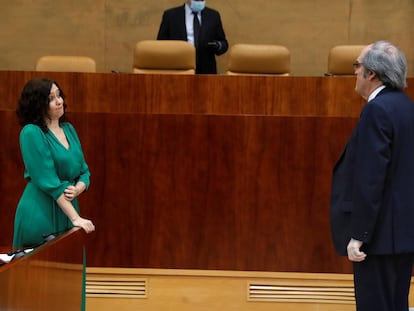 La presidenta regional, Isabel Díaz Ayuso, conversa con el portavoz socialista de la Asamblea de Madrid, Ángel Gabilondo, este viernes.