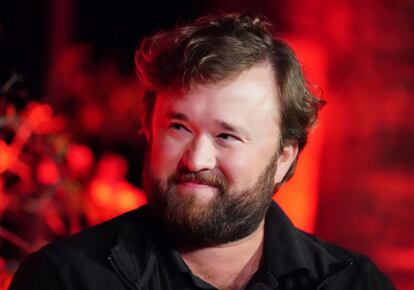 El actor Haley Joel Osment hizo papeles secundarios en varias películas de los años noventa cuando era un niño. Hasta que llegó la oportunidad de ser Cole en 'El sexto sentido', a la que le siguieron otras famosas producciones de Hollywood. Sin embargo, creció, la industria perdió el interés en él y protagonizó varios escándalos, como conducir bajo los efectos del alcohol y la marihuana. Su última aparición fue como secundario en un par de capítulos de la serie 'The Boys'.