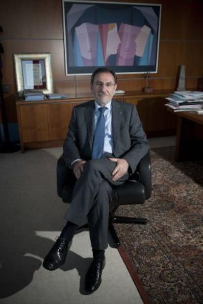 El presidente de los rectores valencianos, Vicent Climent, en su despacho de la Jaume I.