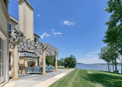 El exterior de la casa de Jon Bon Jovi que está a la venta incluye una parte para hacer parrillada al aire libre y más de 200 metros de costa.