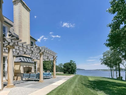 El exterior de la casa de Jon Bon Jovi que está a la venta incluye una parte para hacer parrillada al aire libre y más de 200 metros de costa.