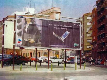 Fotografía realizada en abril de 2005 de la valla publicitaria de Clear Channel en la avenida de Pablo Iglesias.