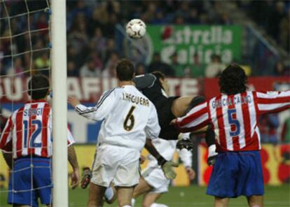 Aragoneses falla ante Helguera, Sergi y García Calvo tras ser empujado por Raúl antes del segundo gol blanco.