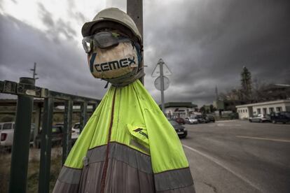 Un muñeco colgado en la planta de Cémex en Lloseta (Mallorca). 