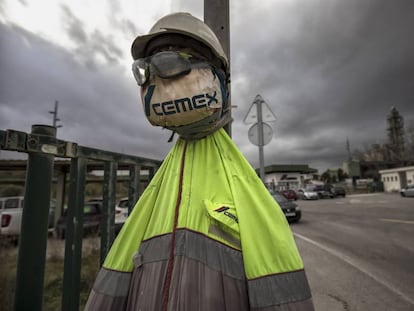 Un muñeco colgado en la planta de Cémex en Lloseta (Mallorca). 