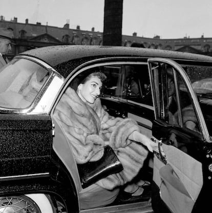 Maria Callas frente al Ritz en Paris, diciembre de 1958.