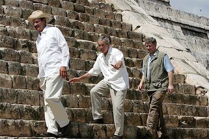 Fox, Bush y Harper (de izquierda a derecha), en las ruinas mayas de Chichén Itzá (México).