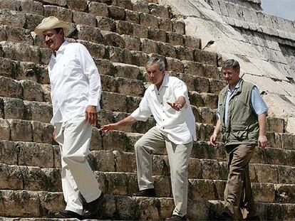 Fox, Bush y Harper (de izquierda a derecha), en las ruinas mayas de Chichén Itzá (México).