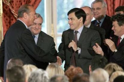Jacques Chirac (izquierda) saluda al ministro de Educación François Fillon, en un acto de la semana pasada.