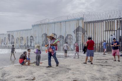 La valla de la frontera de Estados Unidos con México en la costa Pacífica, desde el lado mexicano, en Tijuana.