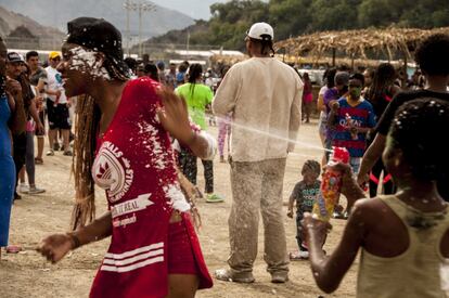 A finales de febrero se celebra anualmente la festividad de carnaval en varias comunidades del Valle del Chota. Todos los habitantes del lugar festejan con música, danza, comida y “carioca” (espuma de colores). En la imagen, una niña lanza nieve sintética a una joven en Coangue.