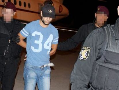 El principal sospitós del doble crim de Conca, Sergio Morate, a la seva arribada a l'aeroport madrileny de Torrejón.