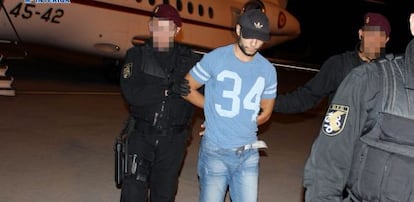 El principal sospechoso del doble crimen de Cuenca, Sergio Morate, a su llegada al aeropuerto madrile&ntilde;o de Torrej&oacute;n.