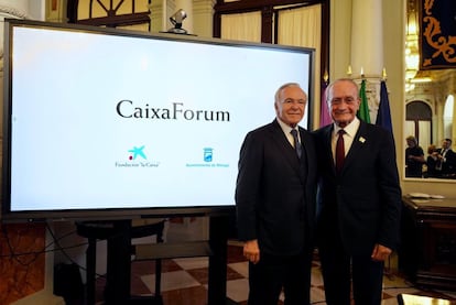 La Fundación La Caixa abrirá en Málaga un CaixaForum en 2026, gracias al protocolo suscrito por su presidente, Isidro Fainé, con el alcalde de la ciudad, Francisco de la Torre (a la derecha). El regidor anunció que estas instalaciones tendrán una superficie de unos 8.000 metros. De la Torre resaltó que esta decisión de la fundación, adoptada por unanimidad en su patronato, “culmina una antigua aspiración de la ciudad”.