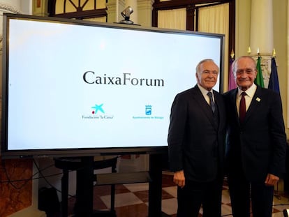 La Fundación La Caixa abrirá en Málaga un CaixaForum en 2026, gracias al protocolo suscrito por su presidente, Isidro Fainé, con el alcalde de la ciudad, Francisco de la Torre (a la derecha). El regidor anunció que estas instalaciones tendrán una superficie de unos 8.000 metros. De la Torre resaltó que esta decisión de la fundación, adoptada por unanimidad en su patronato, “culmina una antigua aspiración de la ciudad”.