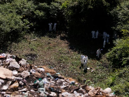 Forensses trabajan en el basurero de Cocula (Estado de Guerrero), el 28 de octubre de 2014.