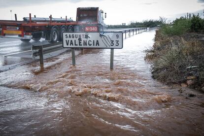 Acumulación de agua tras las lluvias torrenciales en la provincia de Valencia.