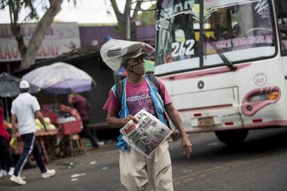 Un vendedor de periódicos en una calle de Managua (Nicaragua). El número de personas fallecidas a causa de la covid-19 en Nicaragua subió este martes a 116, mientras el de casos confirmados alcanza los 3.672, según el informe semanal presentado por el Ministerio de Salud.