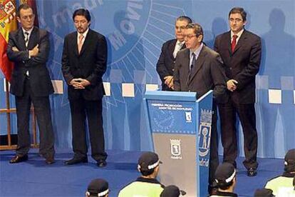 Gallardón da un discurso acompañado de Conde (a su espalda), Autrán (a la izquierda en la foto) y Calvo (a su lado).