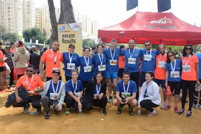 Israel Haas, de pie, en el centro (dorsal 34597), junto a su grupo de atletas palestinos e israelíes tras el maratón.