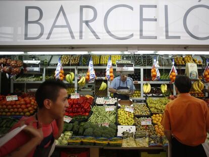 Puesto de frutas y verduras provisional en el Mercado Barceló, en Madrid.