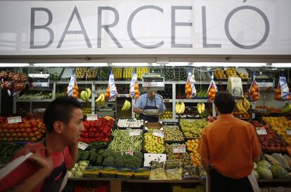 Puesto de frutas y verduras provisional en el Mercado Barceló, en Madrid.