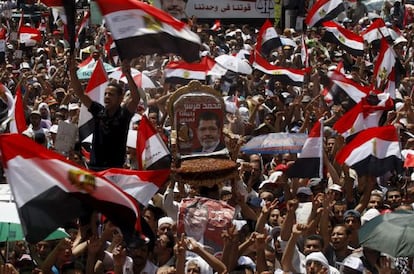 Una multitud espera el discurso del presidente electo Mohamed Morsi en Tahrir un d&iacute;a antes de jurar su cargo.