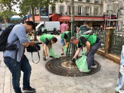 Los voluntarios de 'Green Bird' limpiaron la plaza de Clichy (París) el pasado 8 de julio
