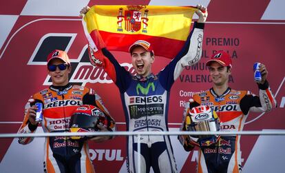 Lorenzo, Marc Marquez y Dani Pedrosa celebrando en el podio la victoria de Jorge Lorenzo en el Grand Prix del circuito Ricardo Tormo en Cheste, Valencia. 