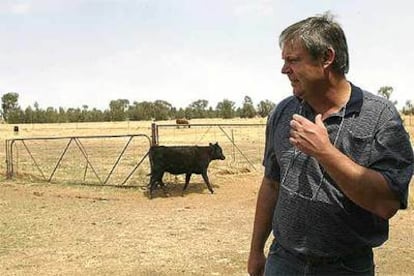 Un granjero surafricano que dejó en 2005 su propiedad, reclamada por una familia negra.