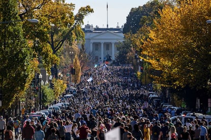 Una multitud celebra la victoria de Biden en la plaza Black Lives Matter frente a la Casa Blanca en Washington.