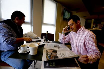 9.20 horas. El candidato baja a desayunar en el hotel El Ejido de El Ejido, Almer&iacute;a, con su coordinador de comunicaci&oacute;n, Toni Mart&iacute;n. Toma un te, zumo de naranja, una manzana y una tostada con aceite y tomate. Lee la prensa y la tableta. Sube a por la maleta y se le olvida el champ&uacute;, lo recupera y se monta en la furgoneta de campa&ntilde;a. 