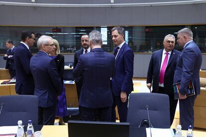 Varios primeros ministros y presidentes de Estados de la UE conversan durante el Consejo Europeo. 