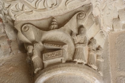 Capitel de la Visita de las tres Marías, en la iglesia del Santo Sepulcro, en Torres del Río (Navarra). Es una de las iglesias que mandó construir una de las tres hermanas Ramírez.