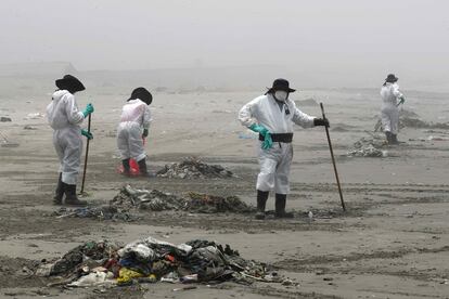 Repsol: Personal limpia y recoge basura en la playa Cavero, Perú