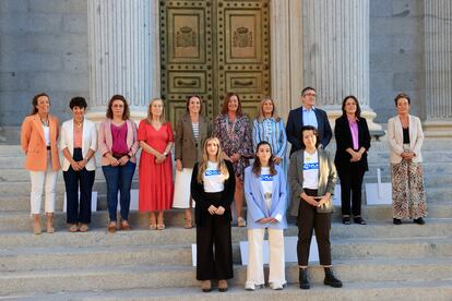 La presidenta del Congreso de los Diputados, Francina Armengol, en el centro; la directora general de Plan International, Concha López, a la derecha y en la misma fila que los portavoces de los grupos parlamentarios, precedidos por las jóvenes del grupo Youth for Change, en la escalinata del Congreso.