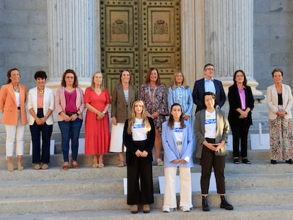 La presidenta del Congreso de los Diputados, Francina Armengol, en el centro; la directora general de Plan International, Concha López, a la derecha y en la misma fila que los portavoces de los grupos parlamentarios, precedidos por las jóvenes del grupo Youth for Change, en la escalinata del Congreso.