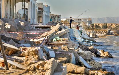 Un pescador lanza el pasado martes su caña en mitad de las casas destruidas de la playa de Les Deveses de Dénia (Alicante), una de las más afectadas por el temporal, debido sobre todo a la gran exposición de las viviendas, la mayoría humildes, ubicadas en primera línea de mar.