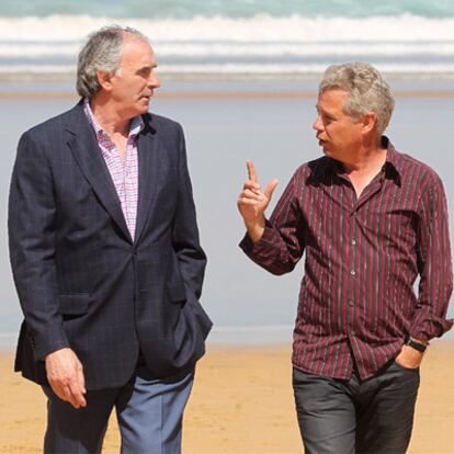 José Ángel Iribar y Roberto López Ufarte paseando por la playa de Zarauz.