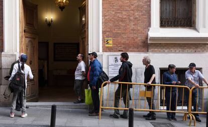 Fila para acceder a un comedor social en Madrid. 