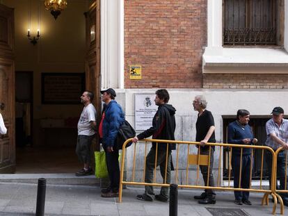 Fila para acceder a un comedor social en Madrid. 