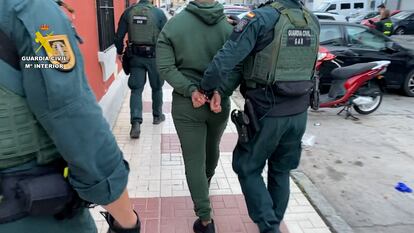 Uno de los detenidos en la operación policial.