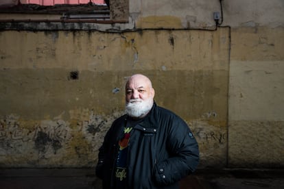 Fernando Aguado, antiguo alumno de los jesuitas de Tudela que denuncia abusos en el centro cuando era menor, en una calle de Madrid, este viernes.